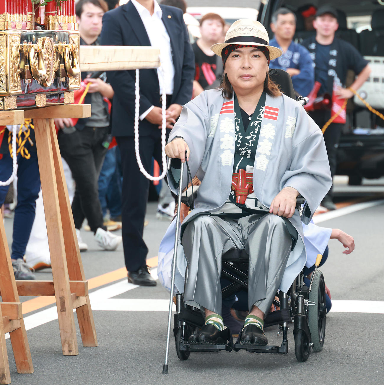 秦野市の祭りに姿を見せ記念撮影を行うLUNA SEAの真矢（撮影・中島郁夫）