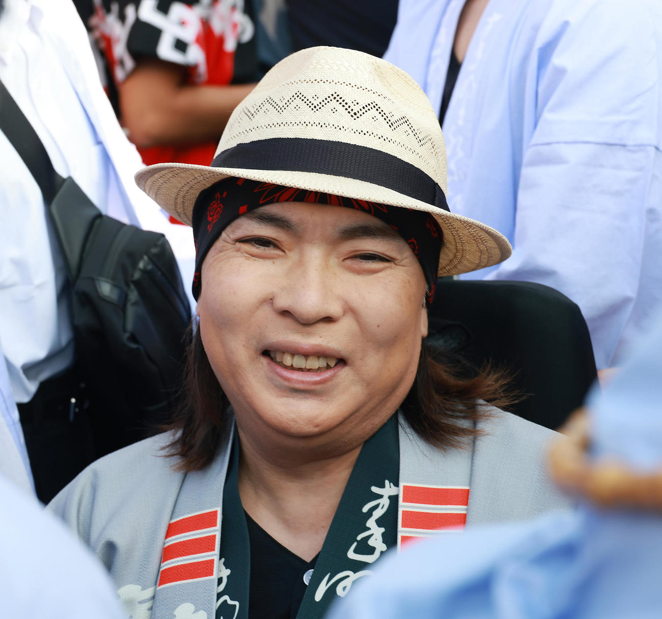 秦野市の祭りに姿を見せ元気な笑顔を見せるLUNA SEAの真矢（撮影・中島郁夫）