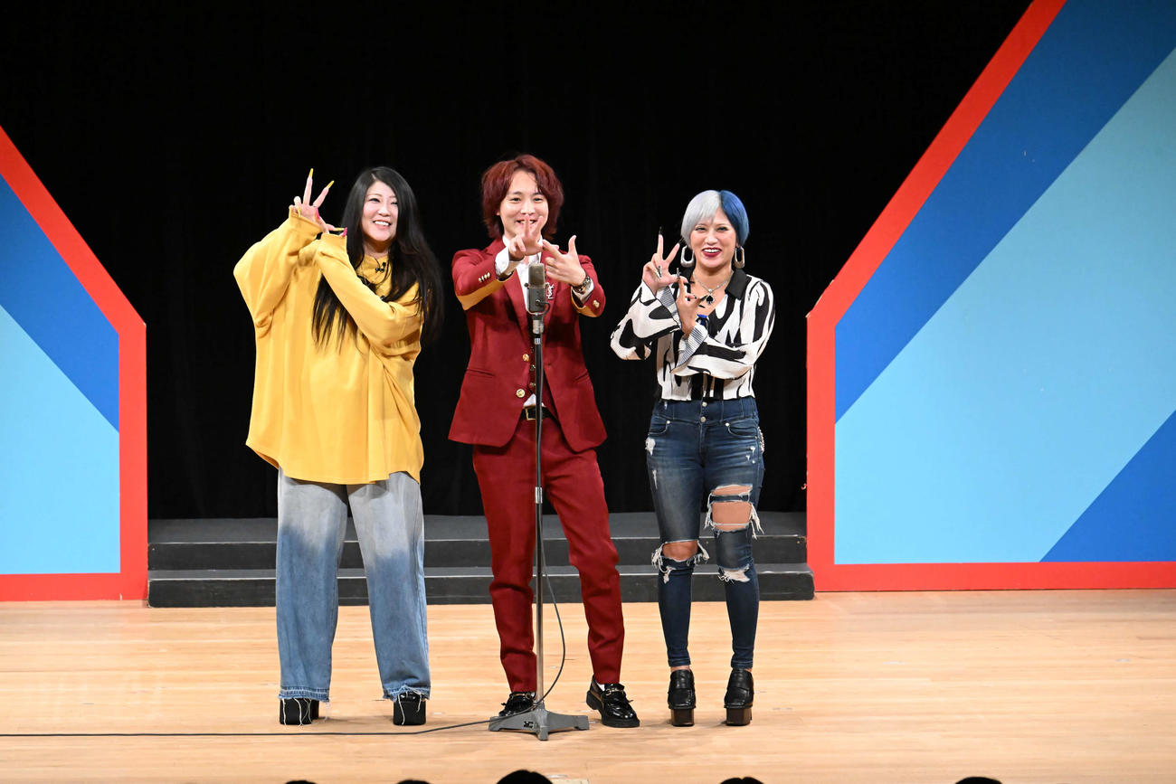 ぱーてぃ－ちゃん、（左から）金子きょんちぃ、すがちゃん最高NO・1、信子