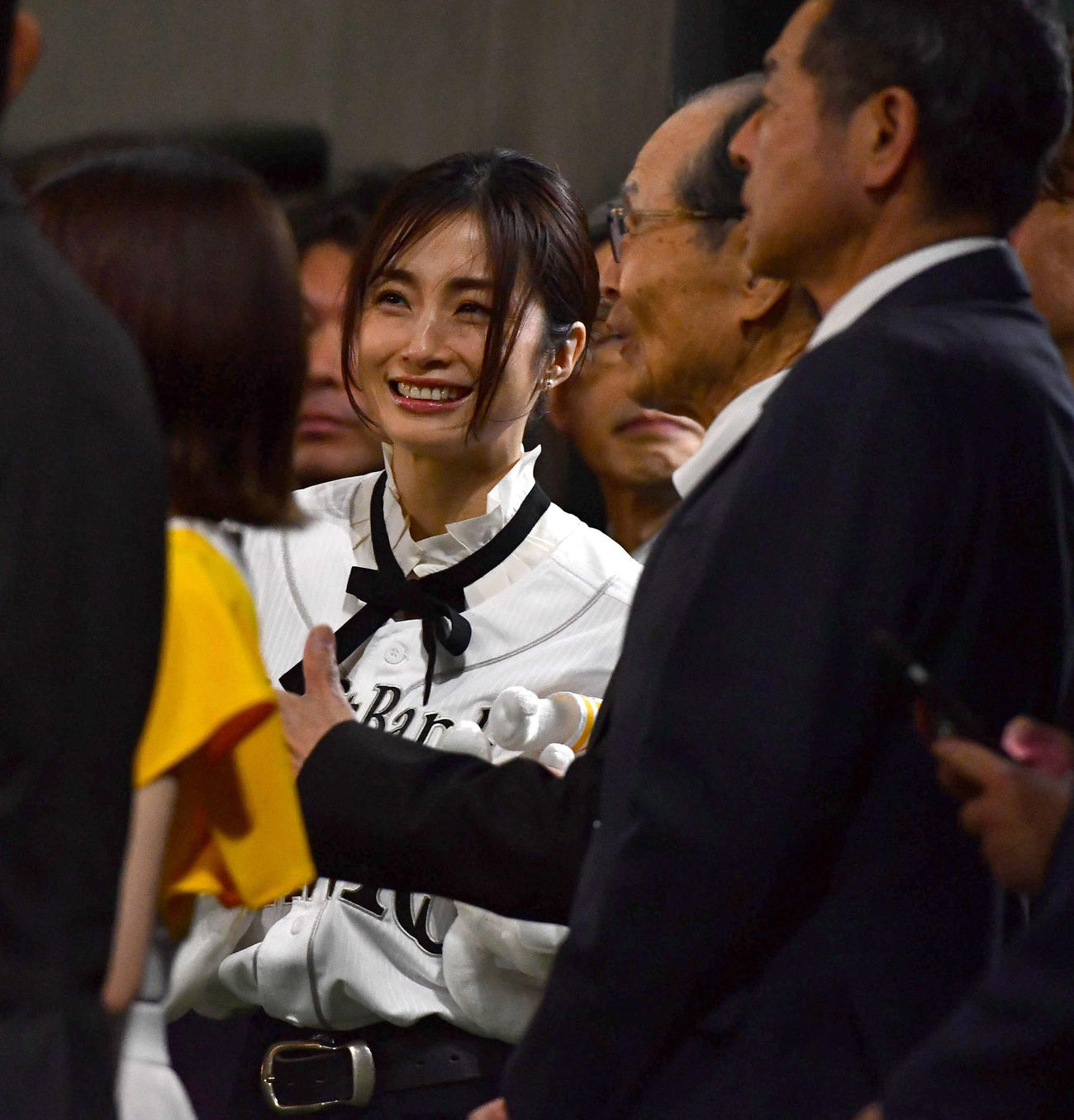 始球式の前にソフトバンク王球団会長（右）と笑顔で話す俳優の上戸彩（2025年3月28日撮影）