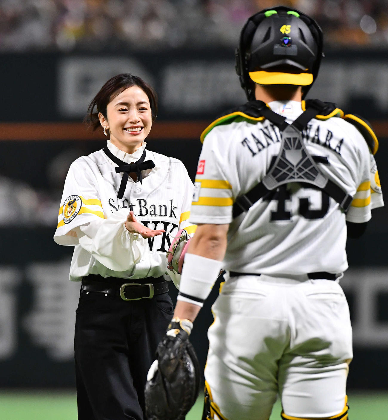 始球式を終え、谷川原（右）から記念球を受け取る俳優の上戸彩（2025年3月28日撮影）