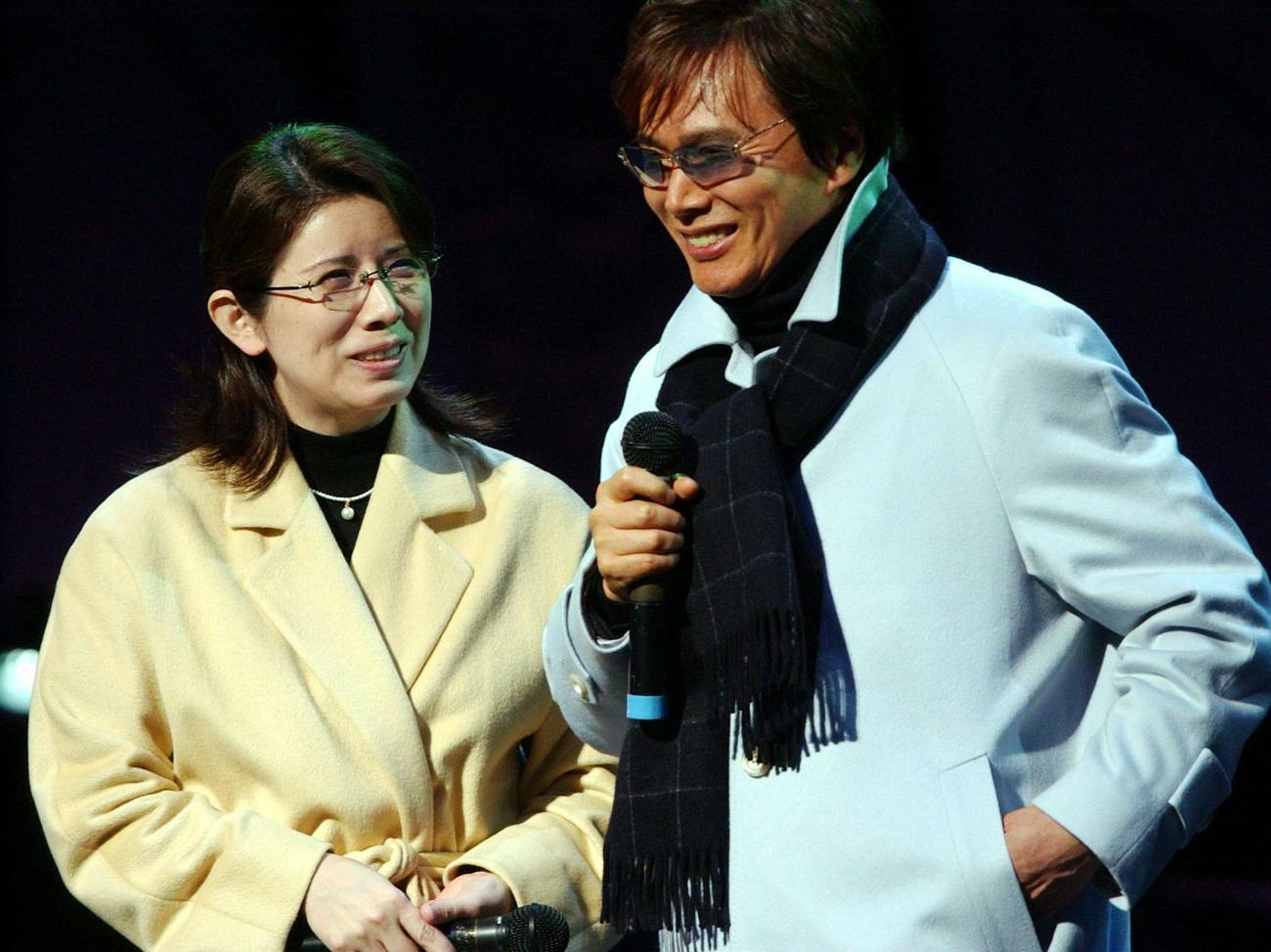 森昌子（左）と夫の森進一（2005年2月撮影）