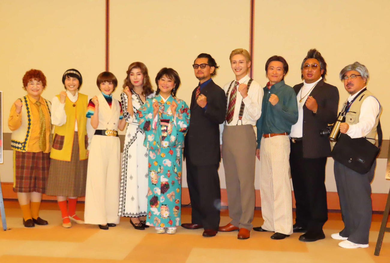 2025年8月22日、「水谷千重子50周年記念公演」合同取材会に出席した出演者