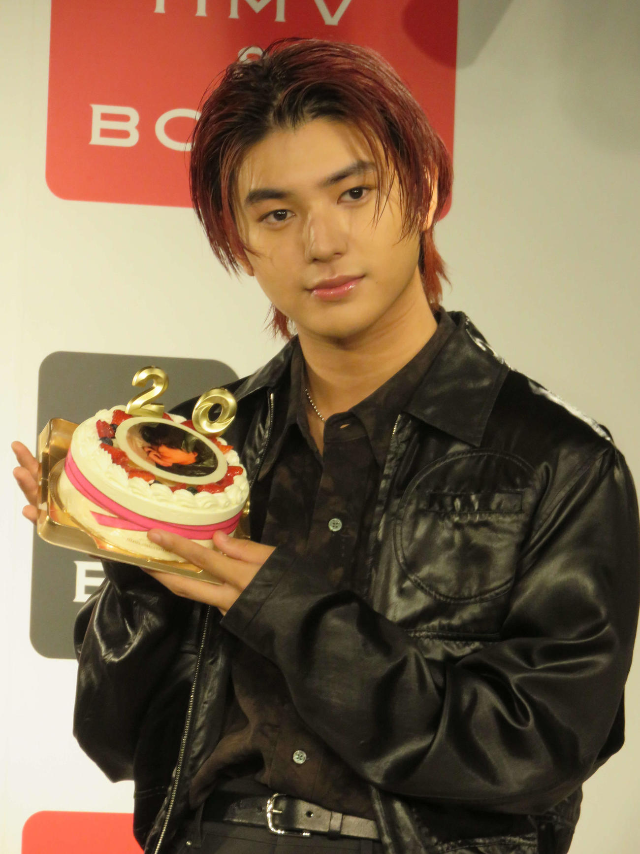 写真集「20」発売記念イベント取材会で、二十歳の誕生日ケーキを持つ荒木飛羽