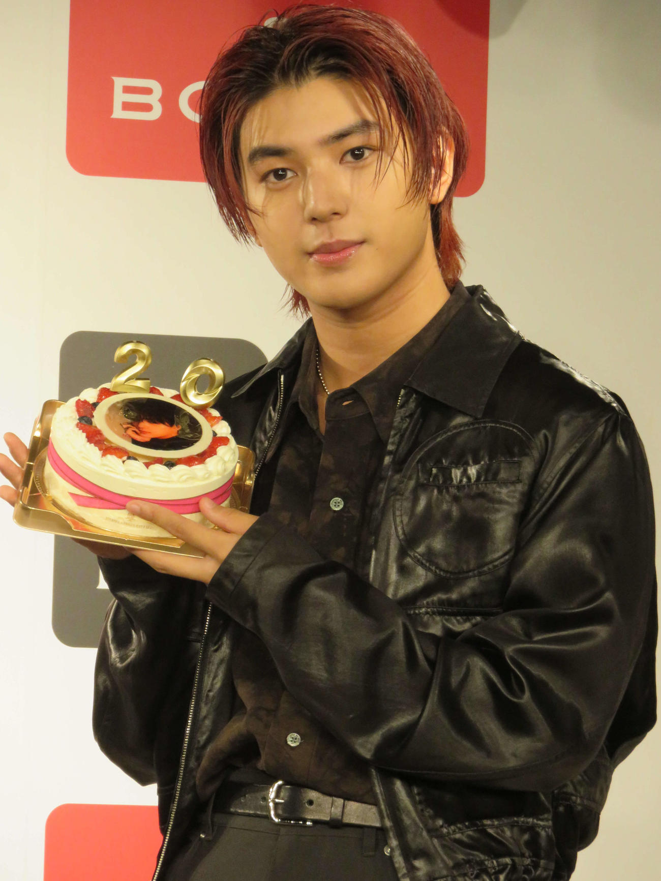 写真集「20」発売記念イベント取材会で、二十歳の誕生日ケーキを持つ荒木飛羽