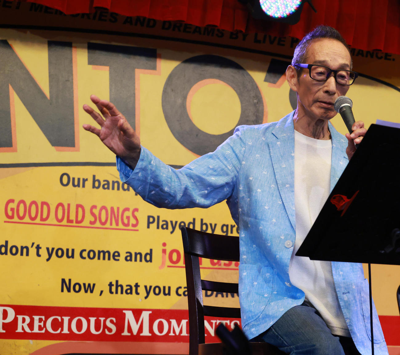 隣にいるはずの兄・菅原孝さんを思いながら思い出を語る菅原進（撮影・中島郁夫）