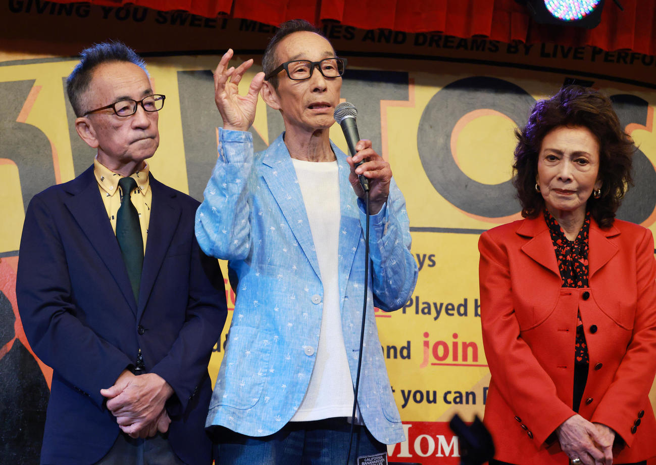 兄・菅原孝さんとの思い出を語る菅原進（中央）。左はせんだみつお、右は渚まゆみ（撮影・中島郁夫）