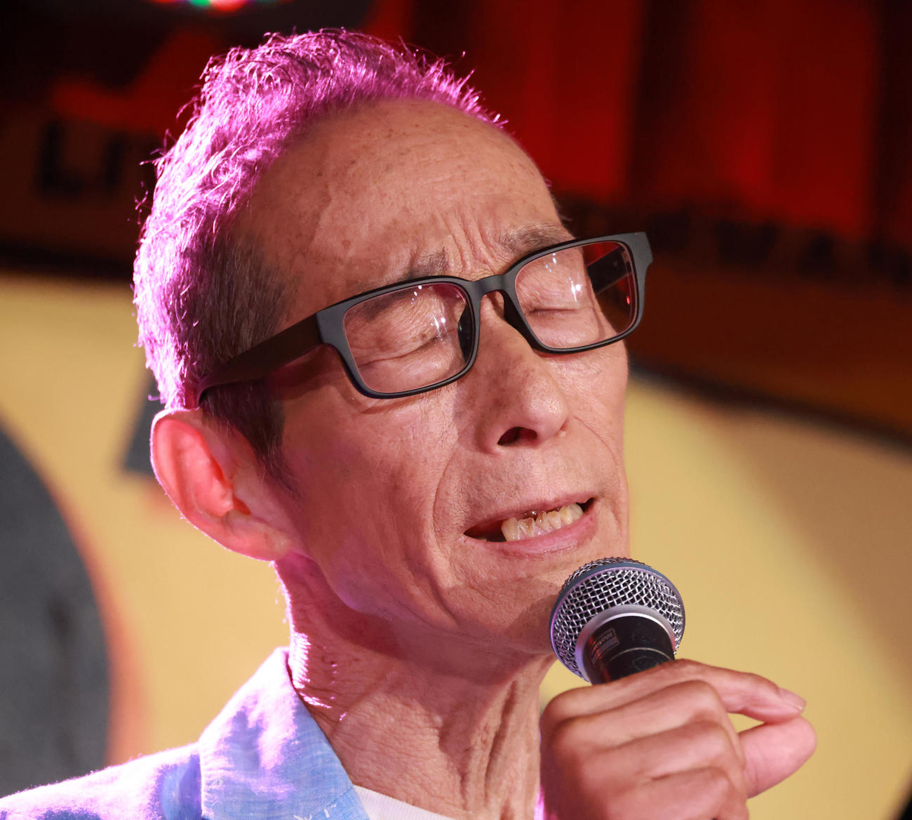 歌唱を披露する菅原進（撮影・中島郁夫）