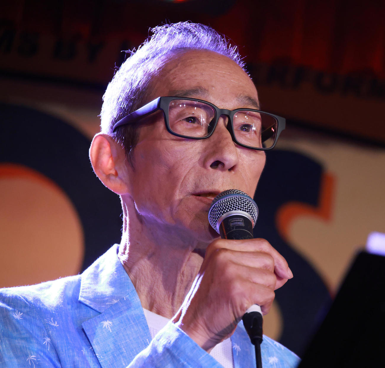 歌唱を披露する菅原進（撮影・中島郁夫）