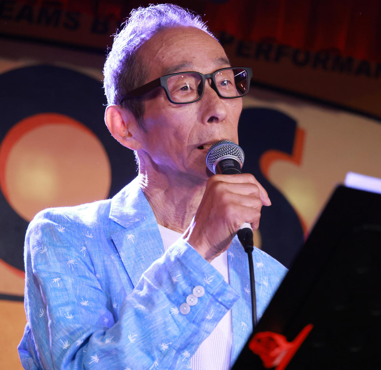 歌唱を披露する菅原進（撮影・中島郁夫）