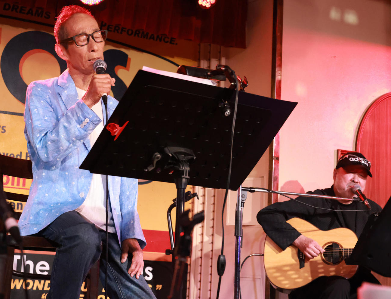 歌唱を披露する菅原進（左）（撮影・中島郁夫）