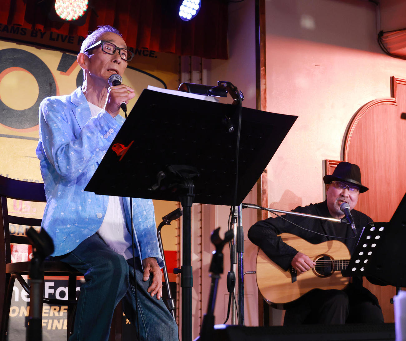 歌唱を披露する菅原進（左）（撮影・中島郁夫）