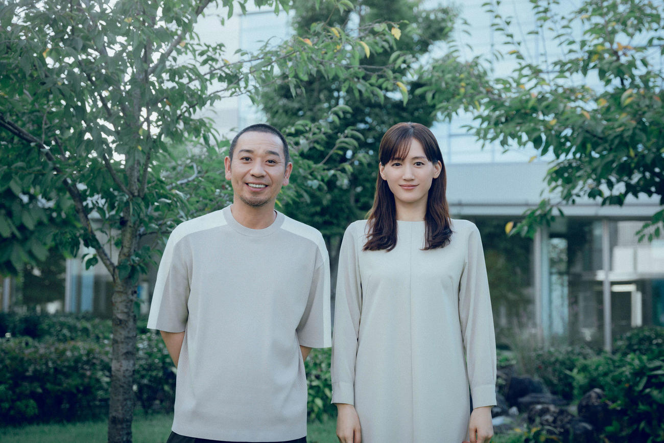 是枝裕和監督の新作映画「箱の中の羊」に主演し夫婦を演じる、綾瀬はるかと千鳥の大悟（C）2026「箱の中の羊」製作委員会　