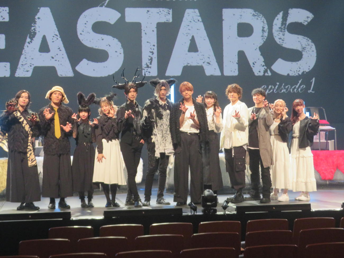 リーディングミュージカル「BEASTARS」公開舞台稽古＆取材会に出席した、左から松岡歩武、髙沢礁太、MITSUKI、竹井未来望、速川大弥、村田充、三浦涼介、美弥るりか、崎山つばさ、風間由次郎、梅田彩佳、真山りか（撮影・川田和博）