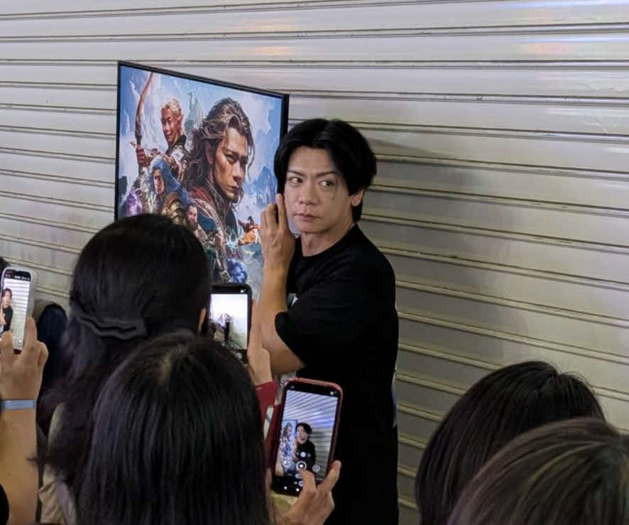 「東京ゲームショウ2025」で「スーパー野田ゲーPARTY　＆　WORLD」のパネルを手に観覧エリアを回る野田クリスタル