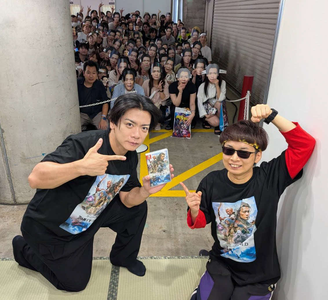 「東京ゲームショウ2025」で集まったファンと写真に納まる野田クリスタル（左）とバイク川崎バイク