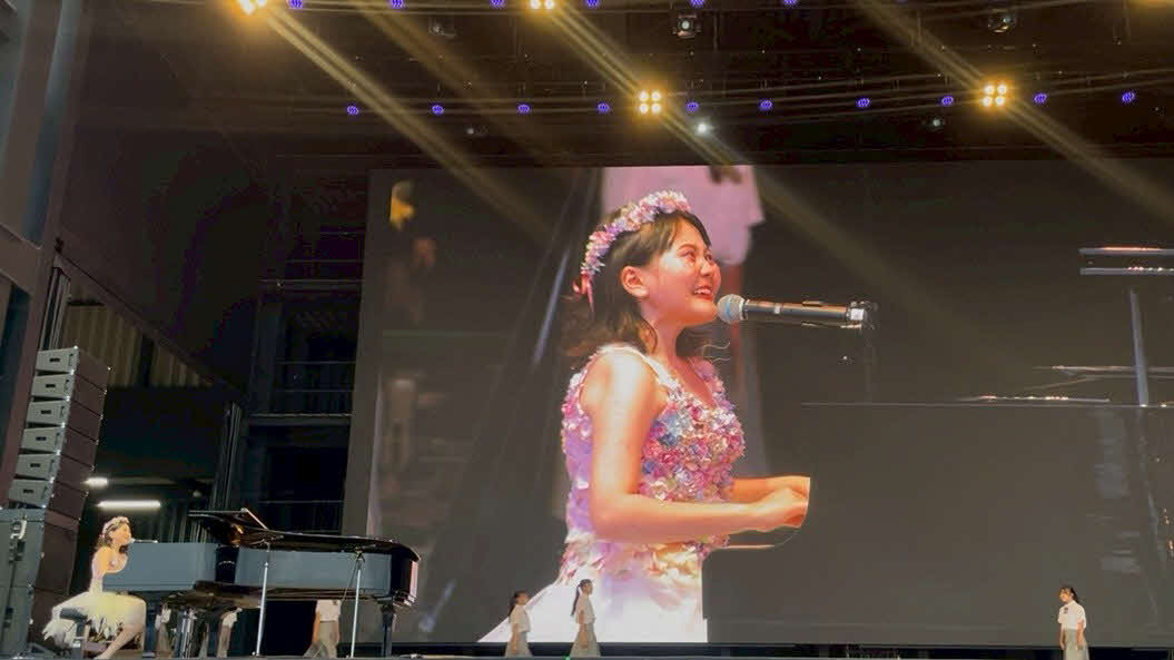 大阪・関西万博のEXPOアリーナで行われた「スポーツ・オブ・ハート2025」でミニライブを行った佐藤ひらり