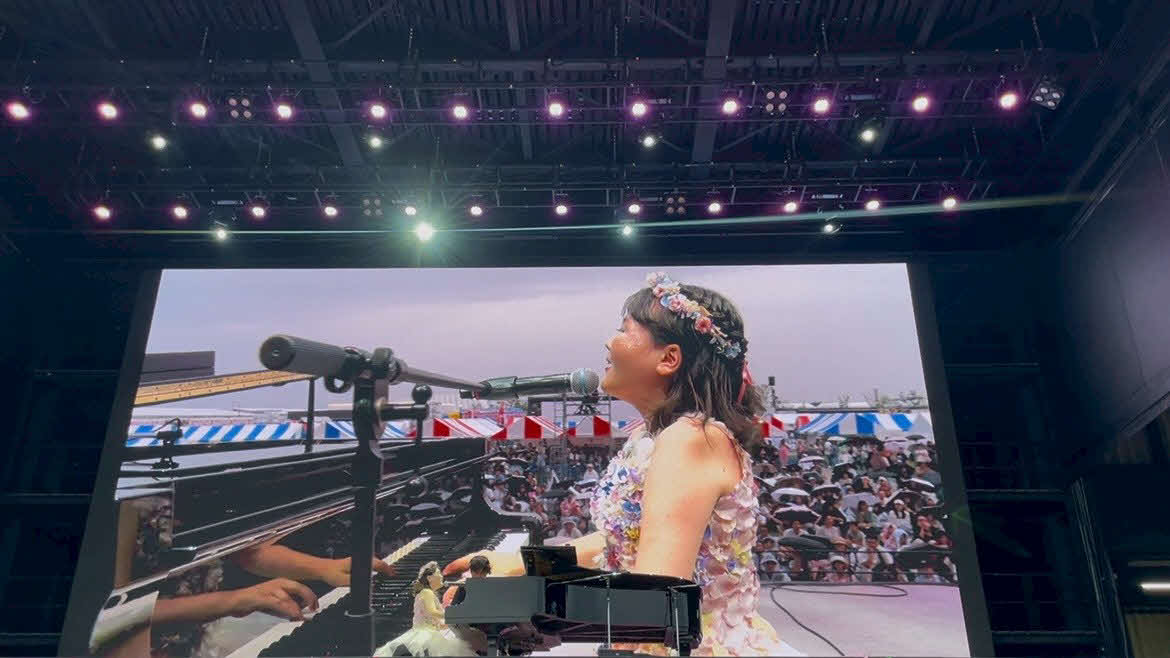 大阪・関西万博のEXPOアリーナで行われた「スポーツ・オブ・ハート2025」でミニライブを行った佐藤ひらり