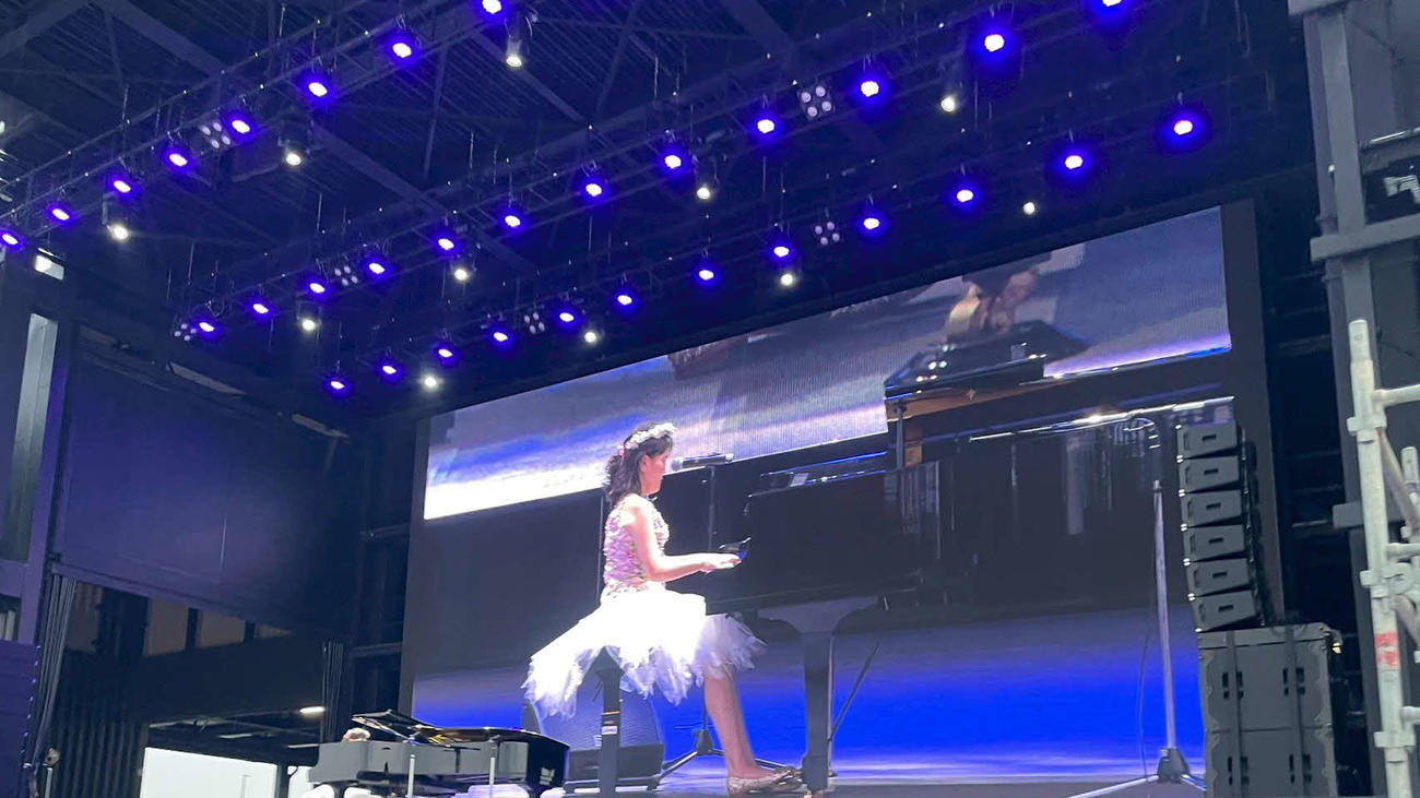 大阪・関西万博のEXPOアリーナで行われた「スポーツ・オブ・ハート2025」でミニライブを行った佐藤ひらり
