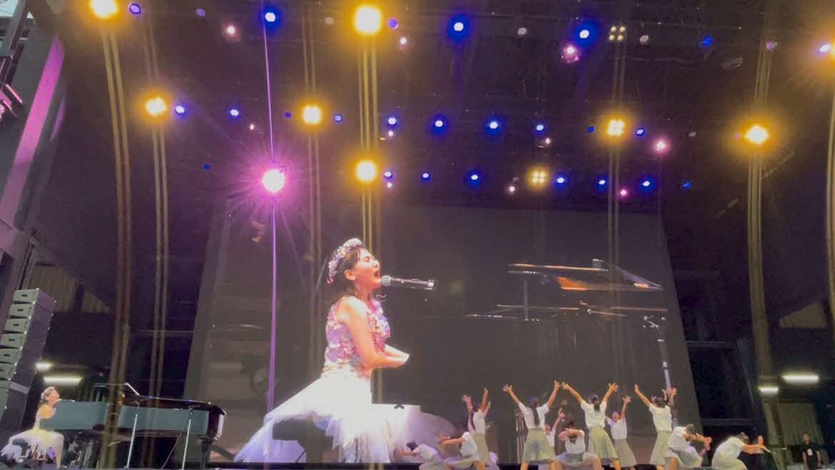 大阪・関西万博のEXPOアリーナで行われた「スポーツ・オブ・ハート」のミニライブで大阪府立登美丘高ダンス部とコラボした佐藤ひらり