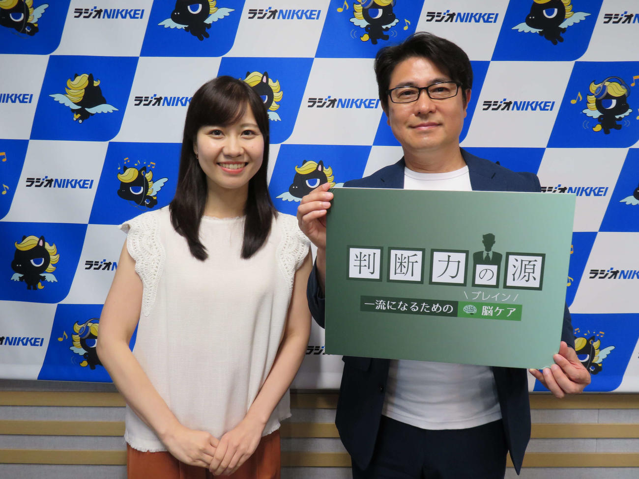 ラジオNIKKEI「判断力の源～一流になるための脳（ブレイン）ケア～」に出演した安東弘樹と谷口菜月（撮影・村上幸将）