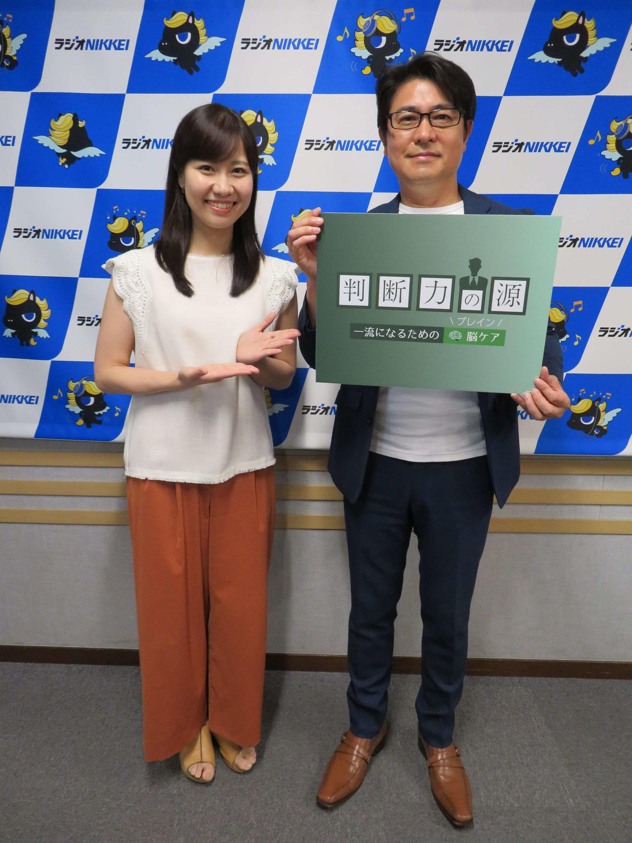 ラジオNIKKEI「判断力の源～一流になるための脳（ブレイン）ケア～」に出演した安東弘樹と谷口菜月（撮影・村上幸将）
