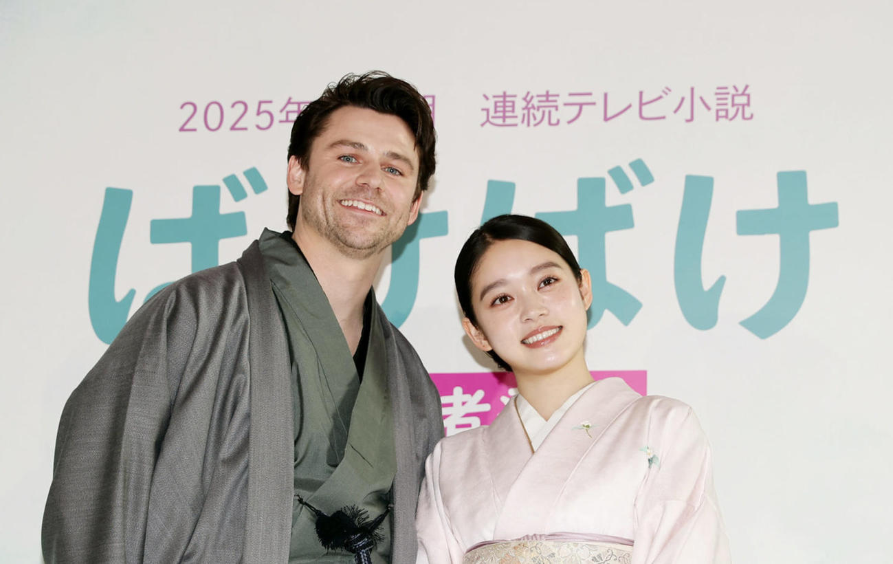 「ばけばけ」ヒロイン・松野トキ役の髙石あかり（右）とヒロインの夫・ヘブン役のトミー・バストウ（2024年11月撮影）