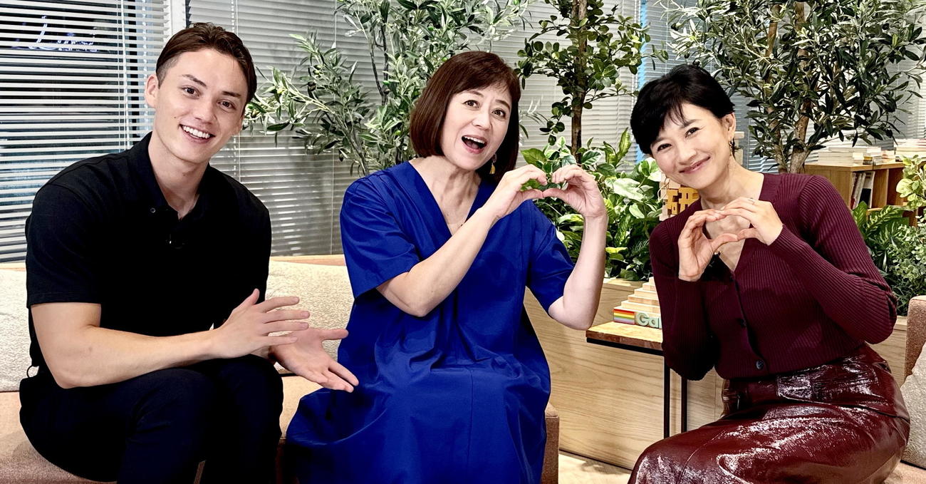 「学研TV『人生100年！大人カフェ』」の収録に臨んだ、左からアシスタントの長峯幸之助トーマス、武内陶子、菊川怜