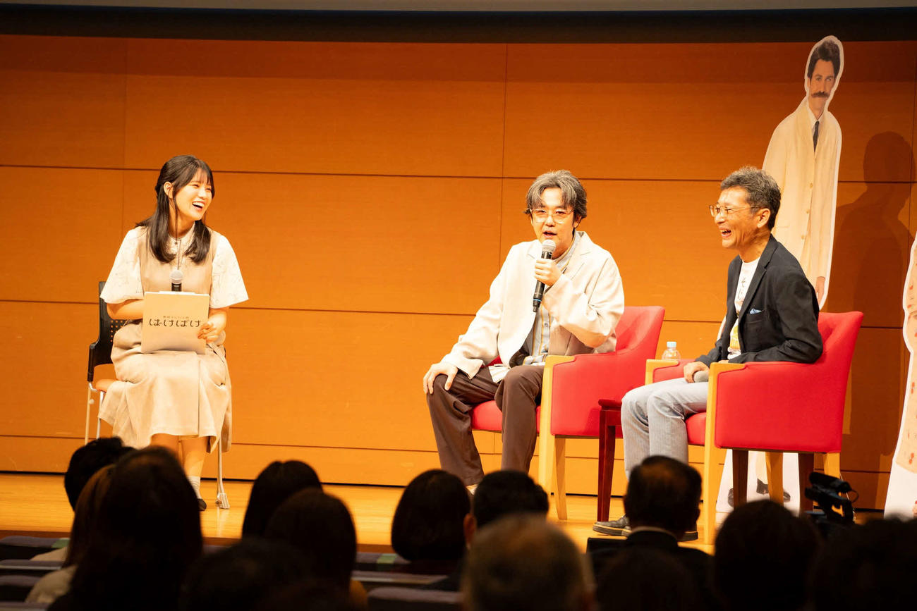松江市で行われた「ばけばけ」パブリックビューイングに出席した岡部たかし（中央）