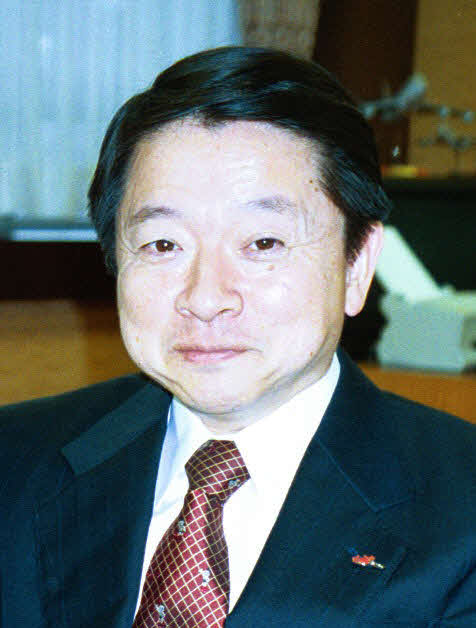片山善博氏（2001年撮影）