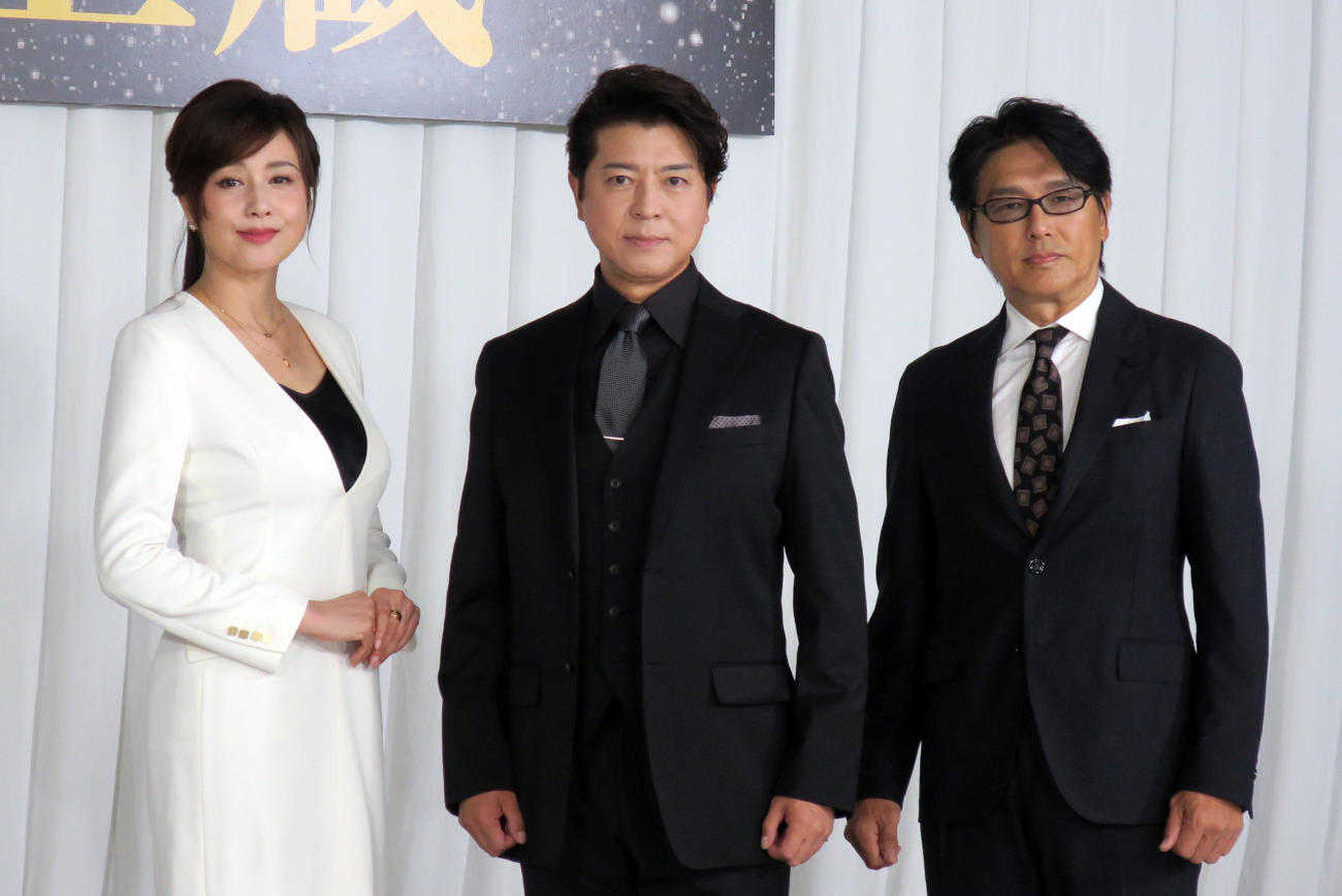 舞台「忠臣蔵」制作発表会で。左から、藤原紀香、上川隆也、高橋克典