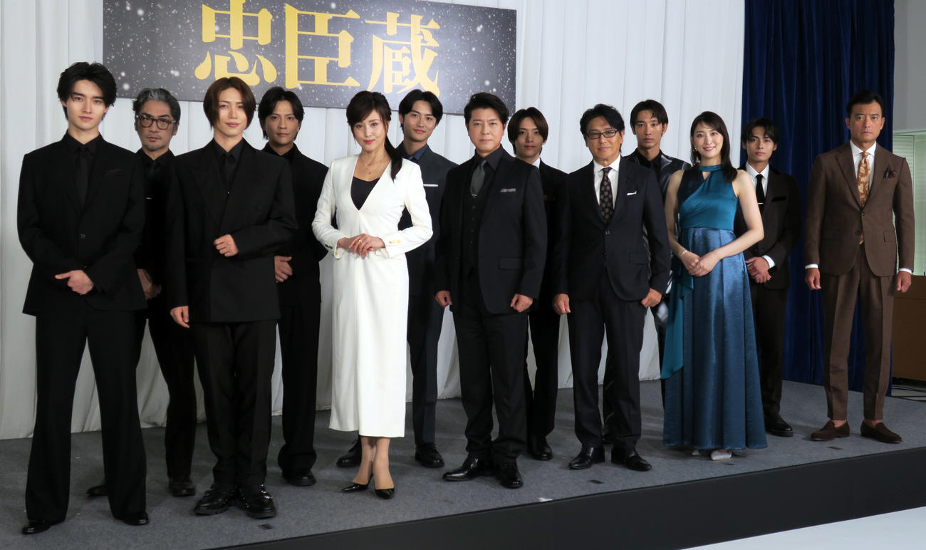 舞台「忠臣蔵」制作発表会で。左から、藤岡真威人、松田賢二、立石俊樹、財木琢磨、藤原紀香、岐洲匠、上川隆也、石川凌雅、高橋克典、近藤頌利、珠城りょう、唐木俊輔、徳重聡