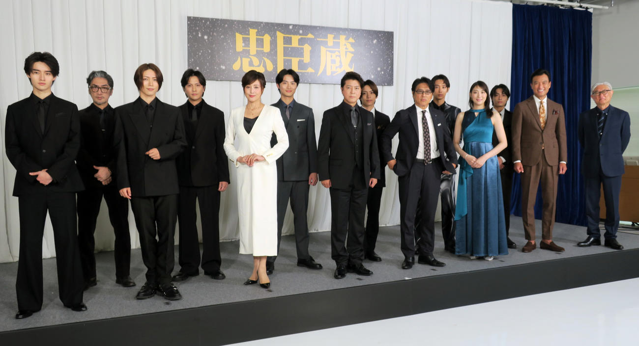 舞台「忠臣蔵」制作発表会で。左から、藤岡真威人、松田賢二、立石俊樹、財木琢磨、藤原紀香、岐洲匠、上川隆也、石川凌雅、高橋克典、近藤頌利、珠城りょう、唐木俊輔、徳重聡、演出の堤幸彦さん