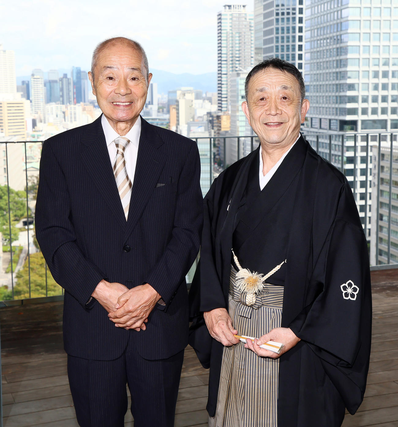 落語家・露の團四郎（右）は「露の五郎」襲名を前に大阪本社を訪れ笑顔で写真に納まる。左は桂福團治（撮影・上山淳一）