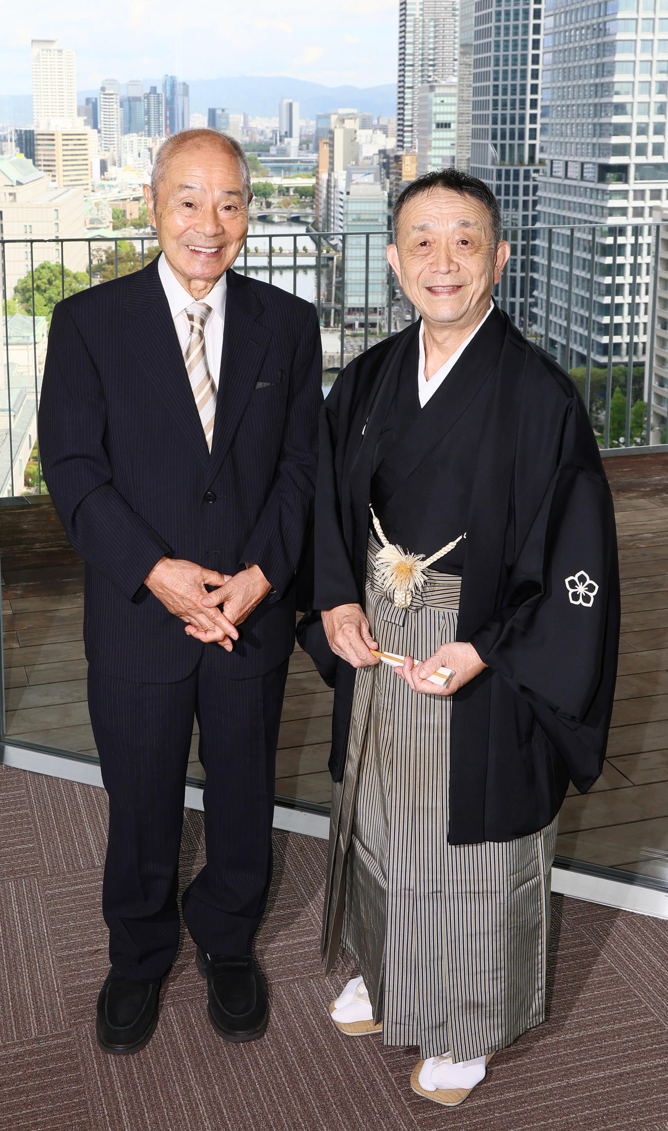 落語家・露の團四郎（右）は「露の五郎」襲名を前に大阪本社を訪れ笑顔で写真に納まる。左は桂福團治（撮影・上山淳一）