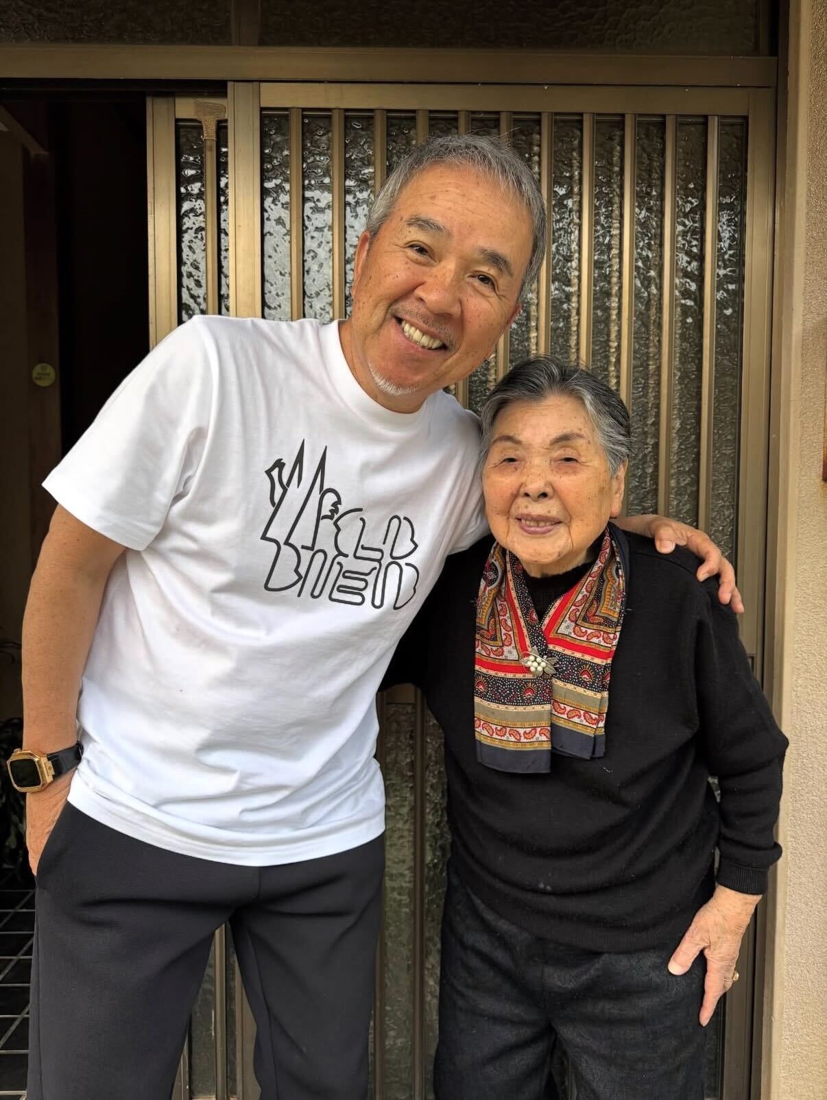 母の肩を抱き笑顔のつまみ枝豆（インスタグラムから）