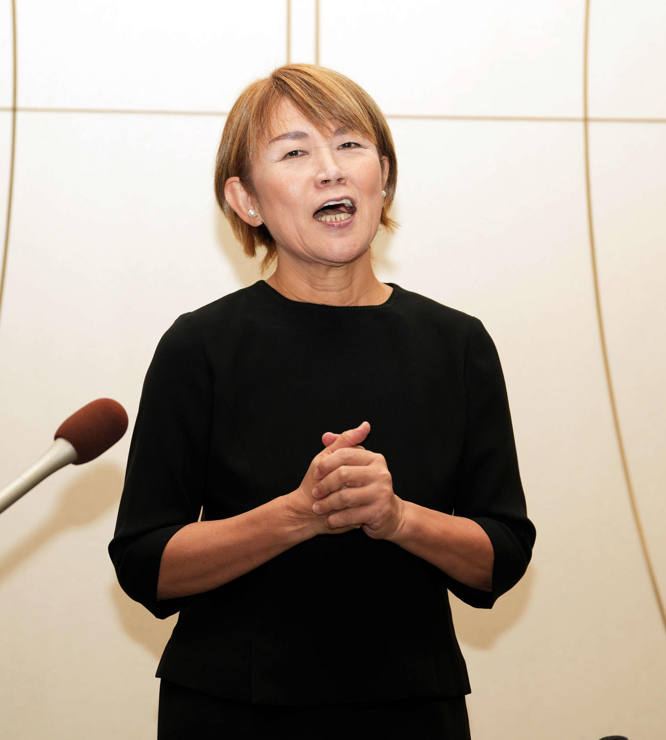 大山のぶ代さんをしのぶ会に訪れ囲み取材に応じる山田邦子（撮影・小島史椰）