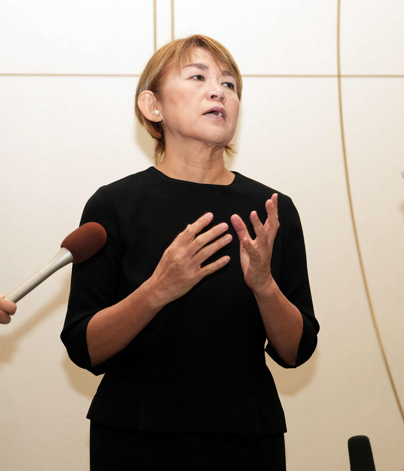 大山のぶ代さんをしのぶ会に訪れ囲み取材に応じる山田邦子（撮影・小島史椰）