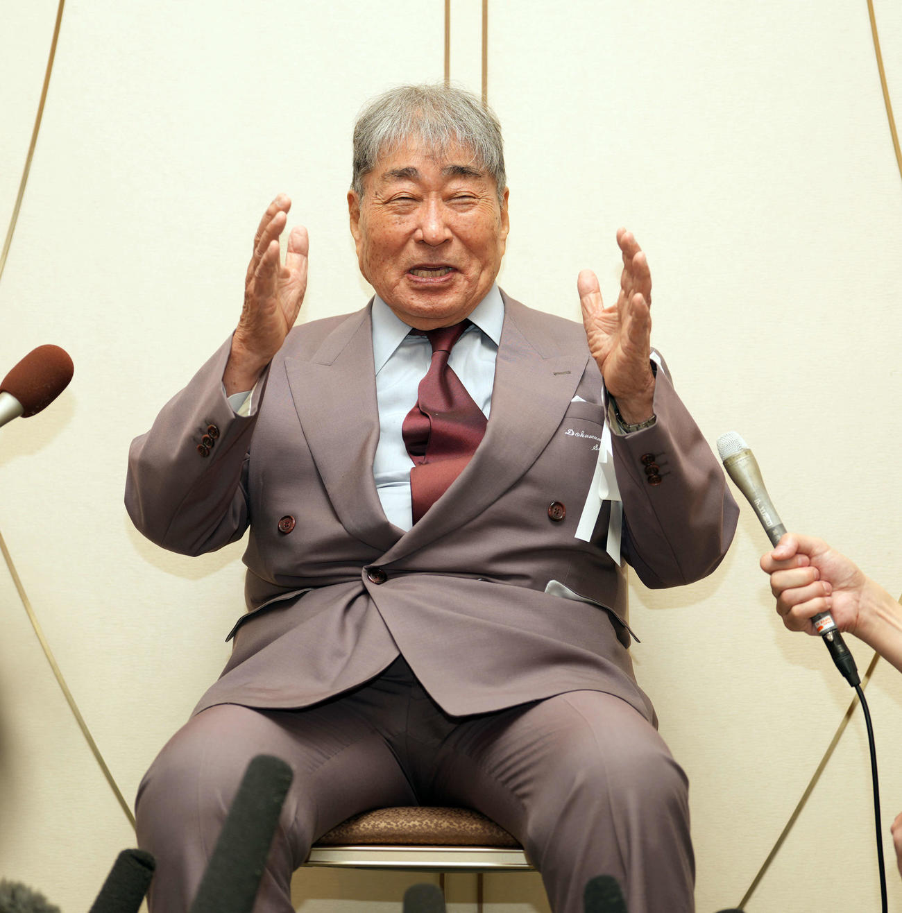 大山のぶ代さんをしのぶ会に訪れ囲み取材に応じる毒蝮三太夫（撮影・小島史椰）