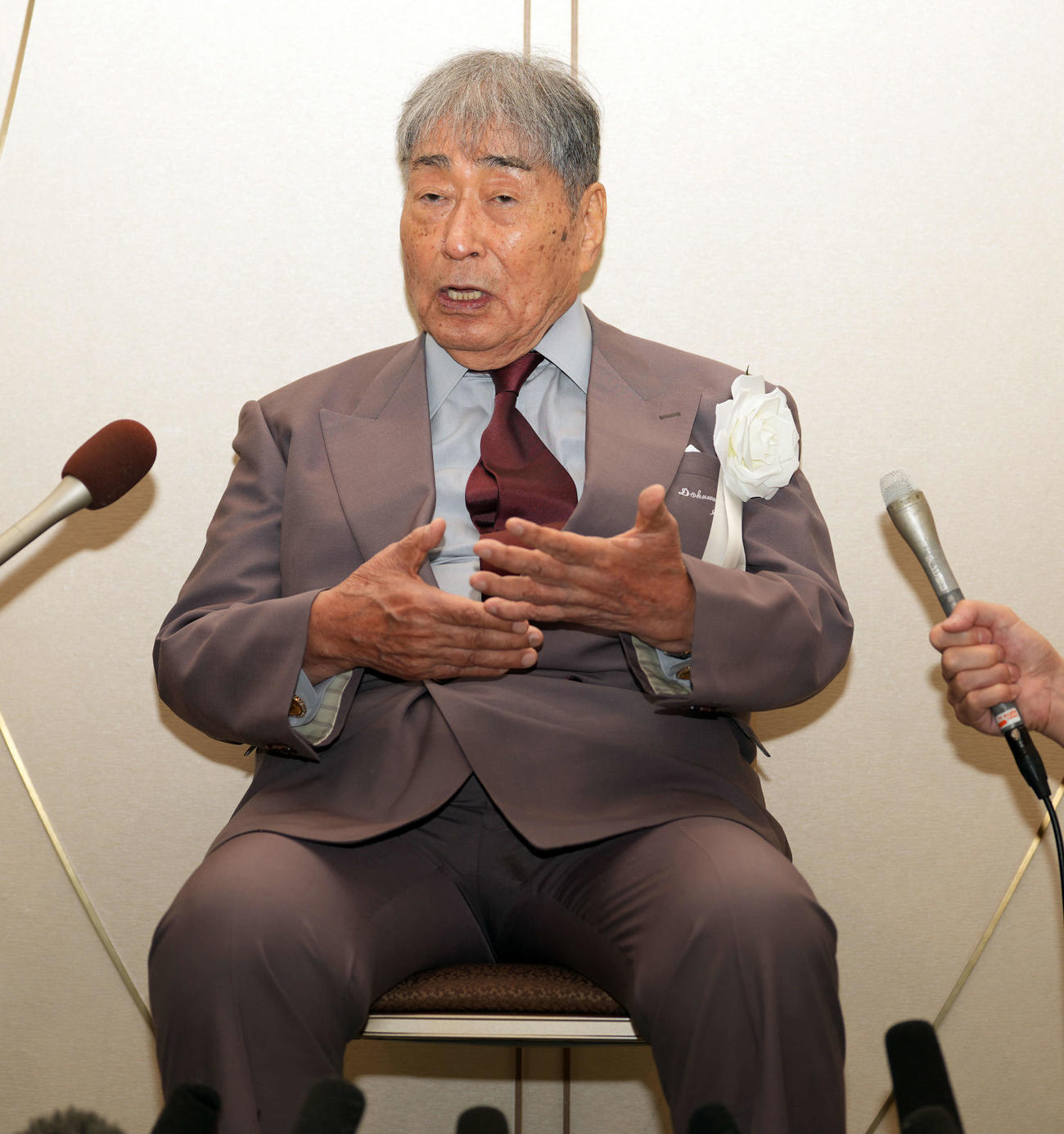 大山のぶ代さんをしのぶ会に訪れ囲み取材に応じる毒蝮三太夫（撮影・小島史椰）