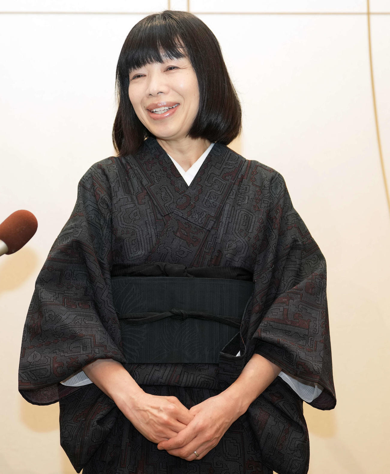 大山のぶ代さんをしのぶ会に訪れ囲み取材に応じる水田わさび（撮影・小島史椰）