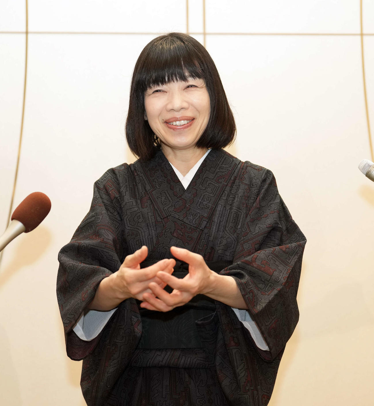 大山のぶ代さんをしのぶ会に訪れ囲み取材に応じる水田わさび（撮影・小島史椰）