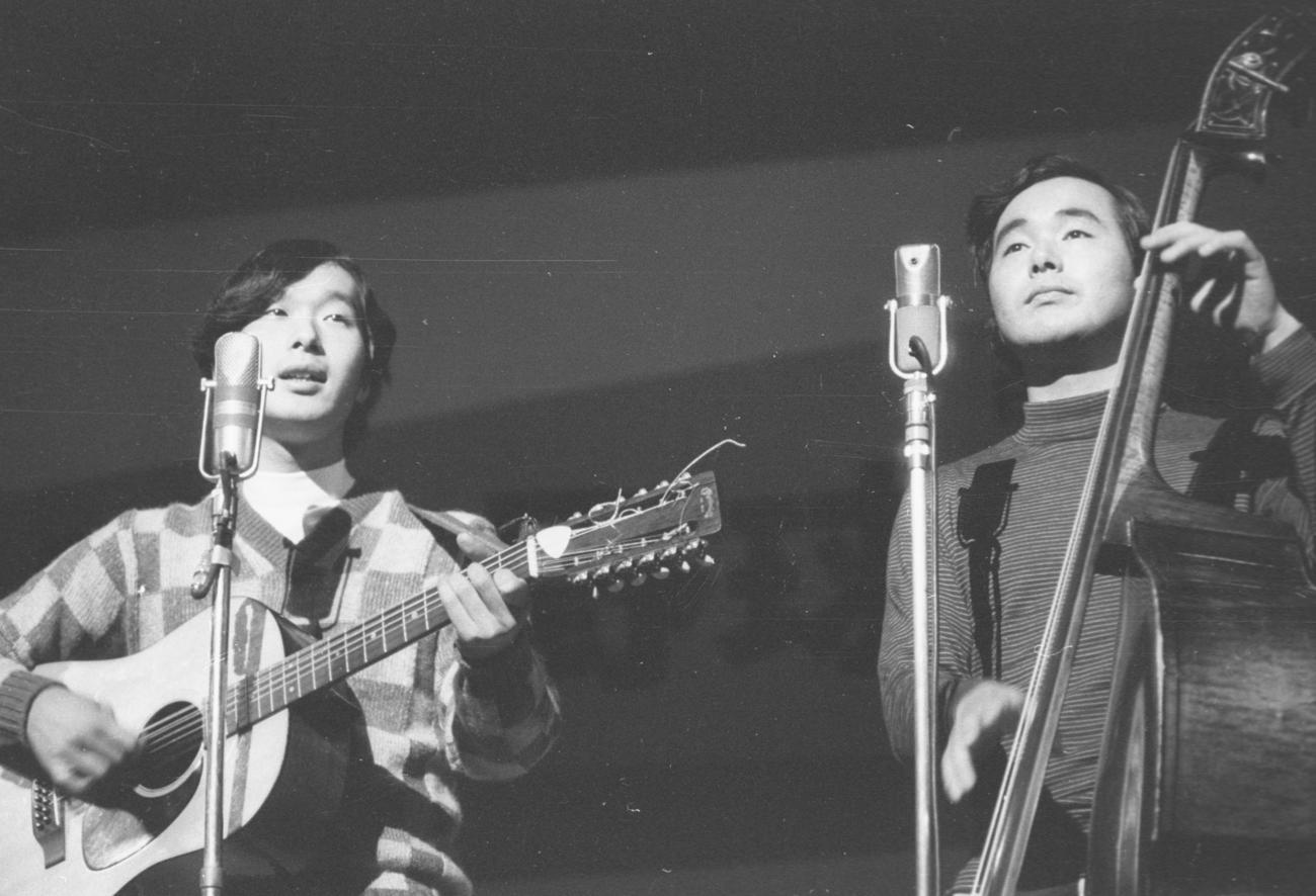 69年11月、日刊スポーツ新聞社制定「プロ野球三賞選手」表彰式で歌うビリー・バンバン。右が兄の菅原孝さん、左が弟の菅原進（1969年撮影）