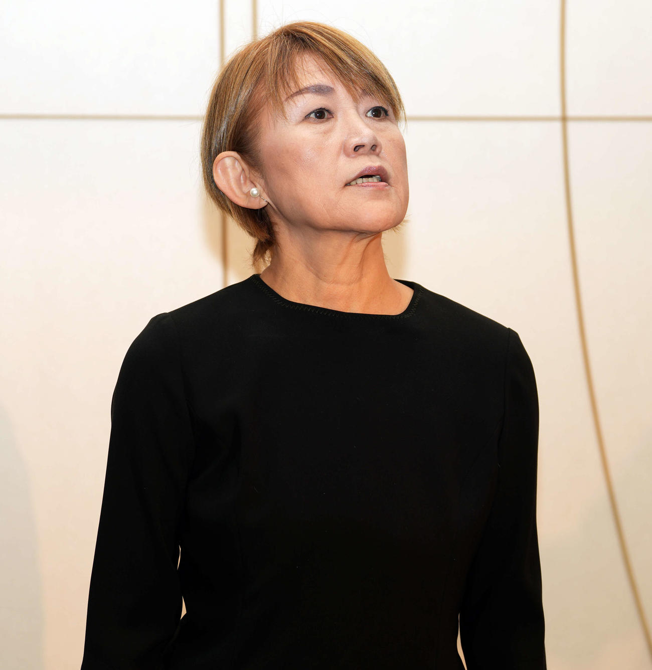 大山のぶ代さんをしのぶ会に訪れ囲み取材に応じる山田邦子（撮影・小島史椰）