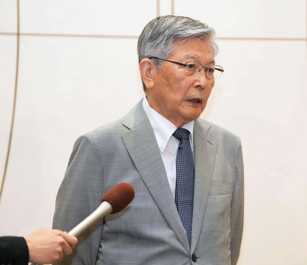 大山のぶ代さんをしのぶ会に訪れ囲み取材に応じる羽佐間道夫（撮影・小島史椰）