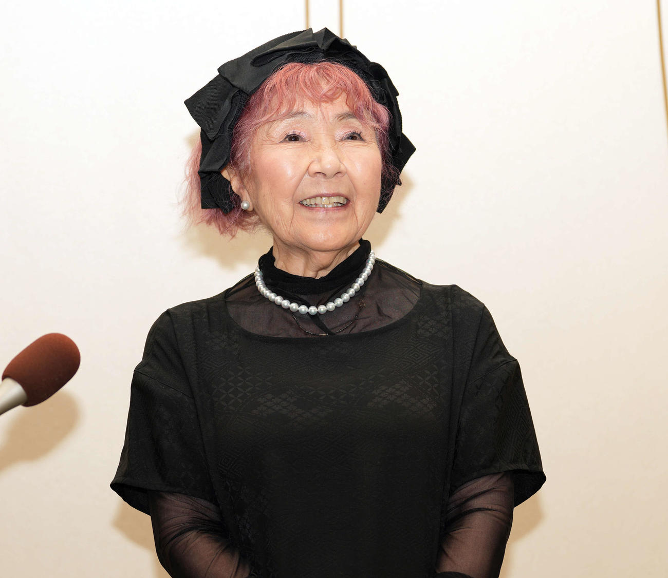 大山のぶ代さんをしのぶ会に訪れ囲み取材に応じる野村道子（撮影・小島史椰）