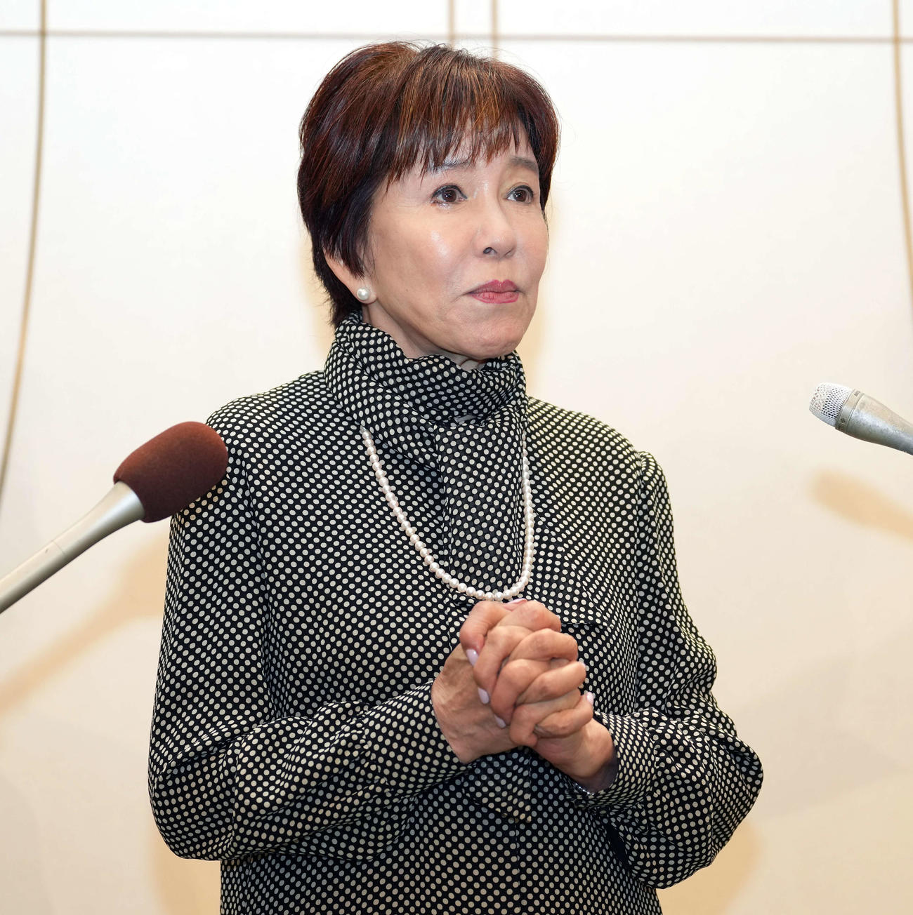 大山のぶ代さんをしのぶ会に訪れ囲み取材に応じる十朱幸代（撮影・小島史椰）