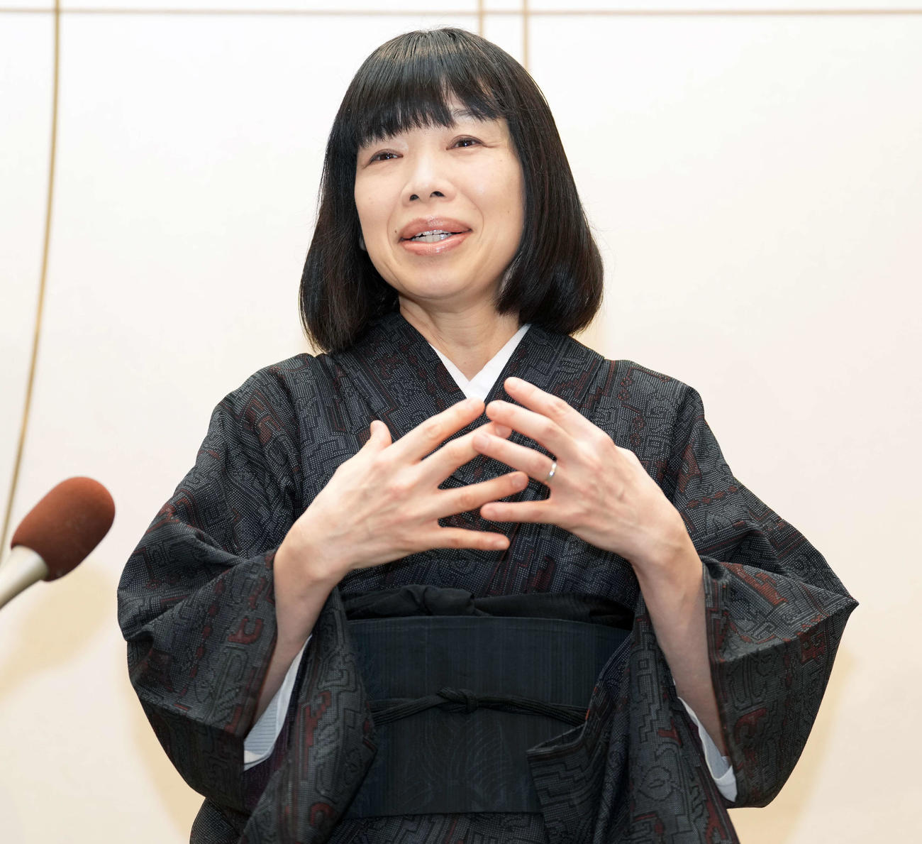 大山のぶ代さんをしのぶ会に訪れ囲み取材に応じる水田わさび（撮影・小島史椰）