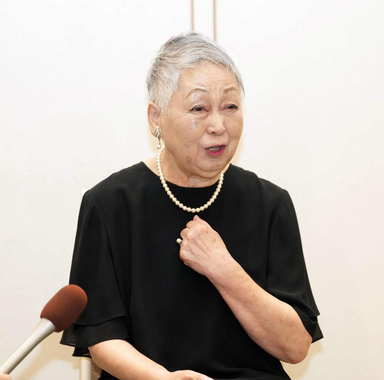大山のぶ代さんをしのぶ会に訪れ囲み取材に応じる清水マリ（撮影・小島史椰）