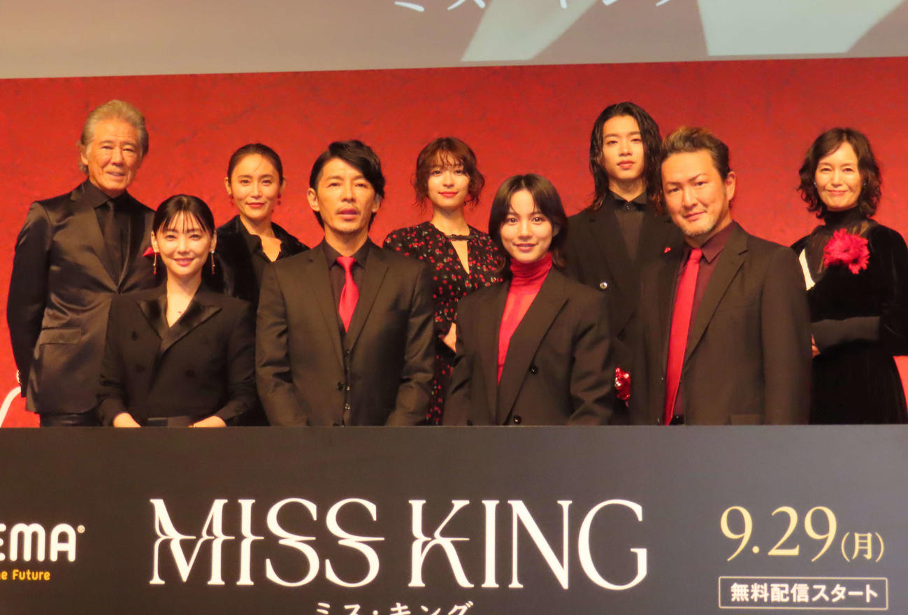 ABEMAオリジナルドラマ「MISS KING／ミス・キング」のイベントに出席した、前列左から倉科カナ、藤木直人、のん、中村獅童、後列左から西岡徳馬、山口紗弥加、鳴海唯、森愁斗、奥貫薫